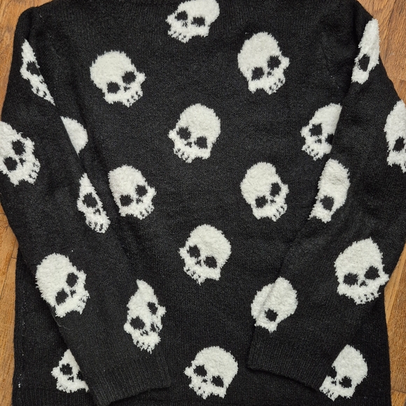 SOLD Cupcakes & Cashmere Black Sweater with White Skull Pattern Plus Size 1X - Picture 6 of 6